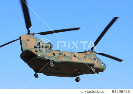 Large transport helicopter CH-47J Ground Self-Defense Force exercise 98296726