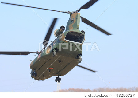 Large transport helicopter CH-47J Ground Self-Defense Force exercise 98296727