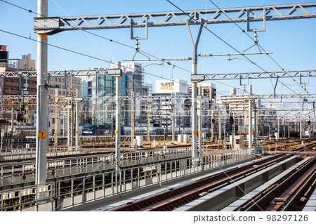 [Nagoya Station] A Freight Train Passing through Nagoya Station 98297126