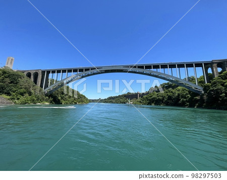 連接美國紐約和加拿大安大略省的彩虹橋 98297503