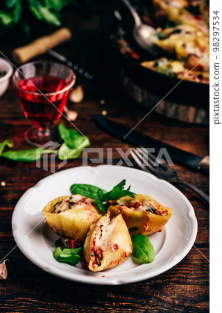 Pasta stuffed with ground beef, spinach and cheese 98297534