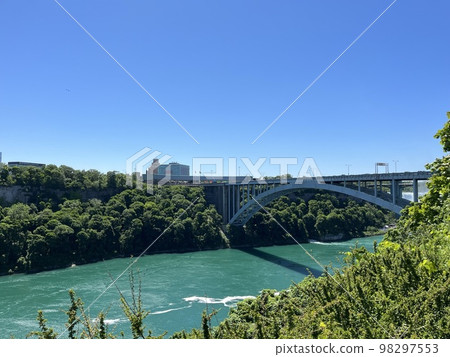 Rainbow Bridge connecting New York, USA and Ontario, Canada 98297553