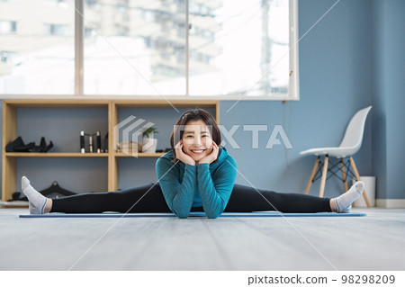 A woman with a soft body who stretches 180 degrees A woman with a soft body who stretches 180 degrees 98298209