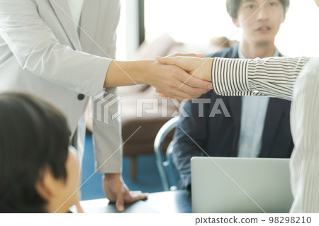 A businessman shaking hands 98298210