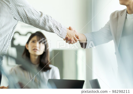 握手的商人 握手的商人 98298211