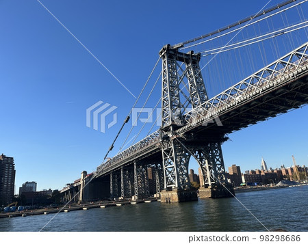 Williamsburg Bridge connecting Manhattan Island in New York and Brooklyn over the East River Williamsburg Bridge connecting Manhattan Island in New York and Brooklyn over the East River 98298686