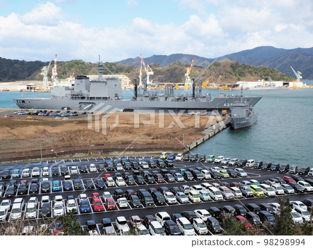 京都府舞鶴市紅磚公園停車場對岸的護航船“摩週號” 98298994