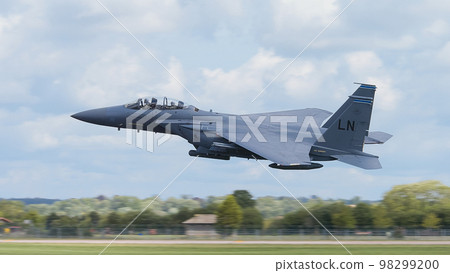 美國空軍在歐洲F-15E攻擊鷹起飛 美國空軍在歐洲F-15E攻擊鷹起飛 98299200