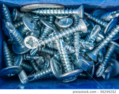 Iron screw with thread for screwing in metal. 98299282