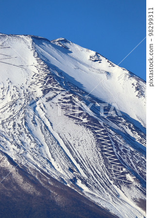 Climbing Mt.Fuji in winter Yoshidaguchi Climbing Mt.Fuji in winter Yoshidaguchi 98299311