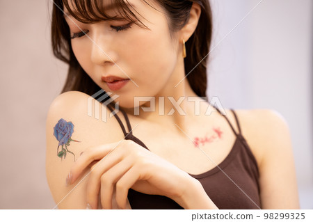 woman with tattoo woman with tattoo 98299325