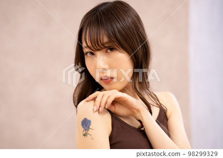 woman with tattoo woman with tattoo 98299329