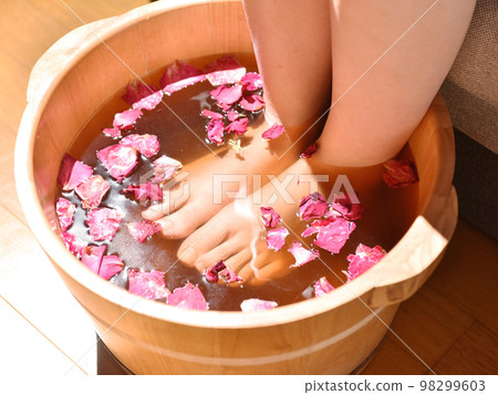 Foot bath, foot bath, warm foot bath, blood circulation improvement Foot bath, foot bath, warm foot bath, blood circulation improvement 98299603