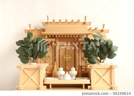 放置神社護身符的神道祭壇 三個屋頂不同的公司 2 98299614