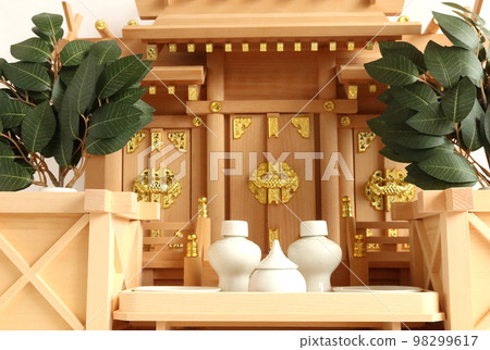 Shinto altar where the talismans of the shrine were placed Three companies with different roofs 5 98299617