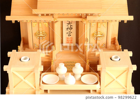 Shinto altar where the talismans of the shrine were placed Three companies with different roofs 10 98299622