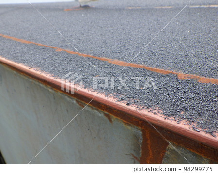 Sand from sandblasting piled up on the roof of the tank 98299775