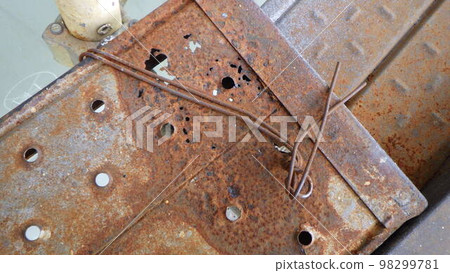 Scaffolding boards rusted and corroded 98299781
