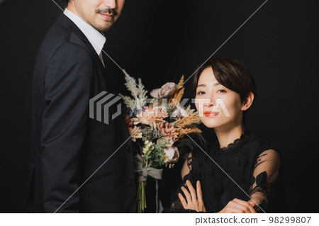 Middle couple toasting 98299807