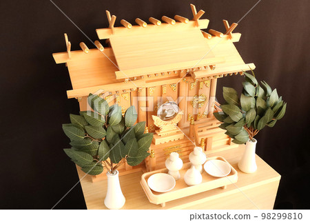 Kamidana where the talismans of the shrine were placed Three companies with different roofs 16 98299810