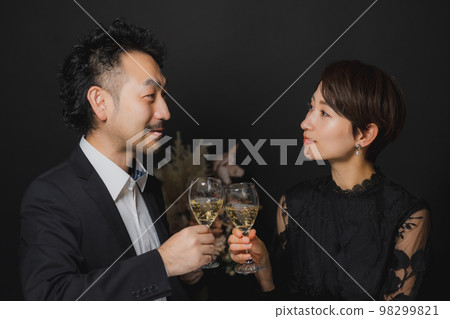 Middle couple toasting 98299821