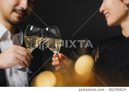 中間夫婦敬酒 98299824