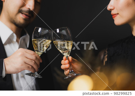 中間夫婦敬酒 98299825