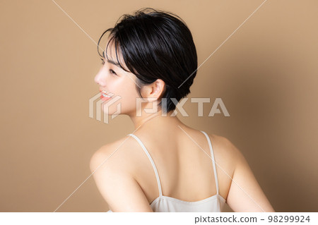 A woman with short hair 98299924