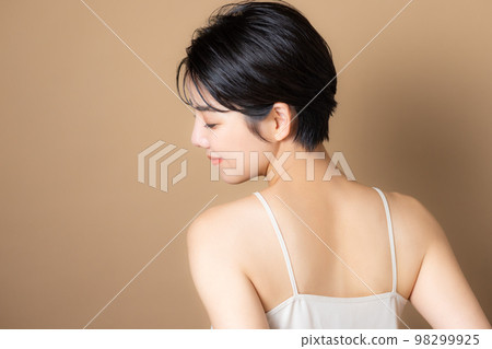 短頭髮的女人 98299925