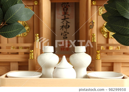 Shinto altar where the talismans of the shrine were placed Three companies with different roofs 20 Shinto altar where the talismans of the shrine were placed Three companies with different roofs 20 98299938