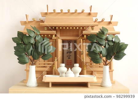 Shinto altar where the talismans of the shrine were placed Three companies with different roofs 21 Shinto altar where the talismans of the shrine were placed Three companies with different roofs 21 98299939