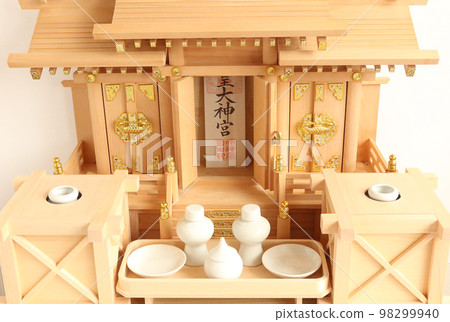 Shinto altar where the talismans of the shrine were placed Three companies with different roofs 22 Shinto altar where the talismans of the shrine were placed Three companies with different roofs 22 98299940