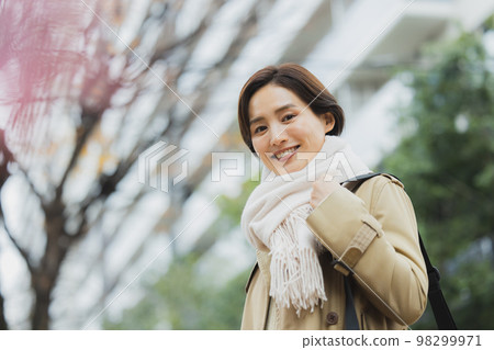 冬季戶外散步的女人 98299971