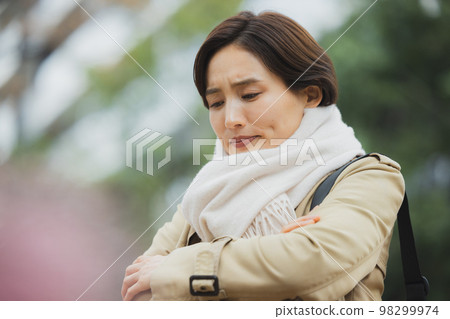 冬季戶外散步的女人 98299974
