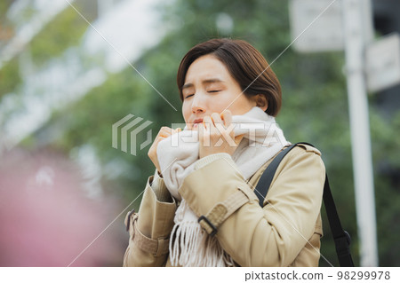 冬季戶外散步的女人 冬季戶外散步的女人 98299978