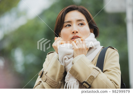 冬季戶外散步的女人 冬季戶外散步的女人 98299979