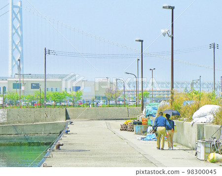 Cityscape of Kobe Early summer walk in matching outfits 98300045