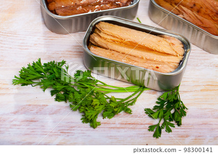 Preserved natural fillet of frigate tuna with parsley Preserved natural fillet of frigate tuna with parsley 98300141
