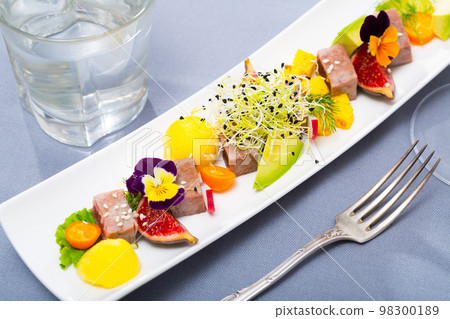 Seared tuna with avocado, mango, figs 98300189