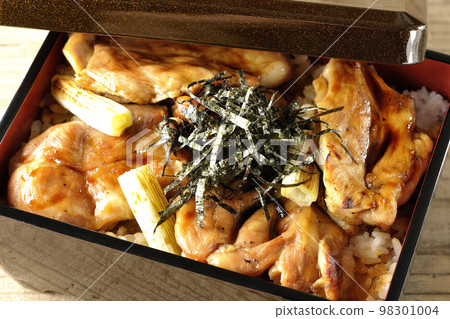 Grilled long green onion with plenty of sauce and yakitori on rice 98301004