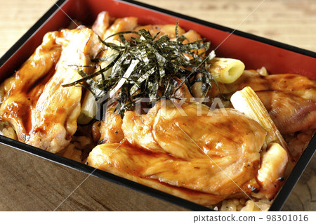 烤長蔥配大量醬汁和烤雞肉串飯 98301016