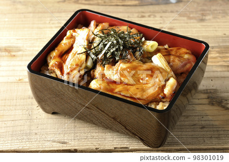 烤長蔥配大量醬汁和烤雞肉串飯 98301019
