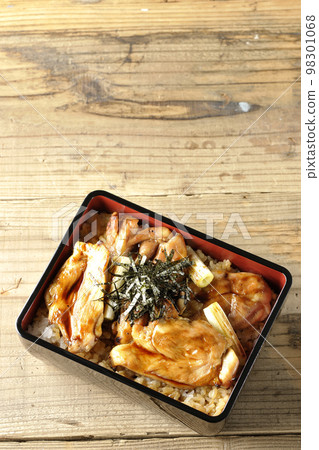 A bird's-eye view of the grilled long green onion and yakitori-ju with plenty of sauce 98301068