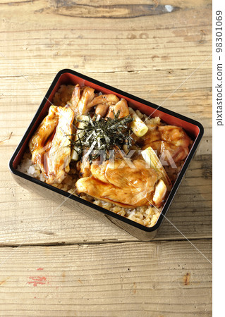 A bird's-eye view of the grilled long green onion and yakitori-ju with plenty of sauce 98301069