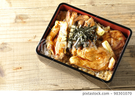 鳥瞰長蔥烤串和醬汁充足的烤雞肉串 98301070