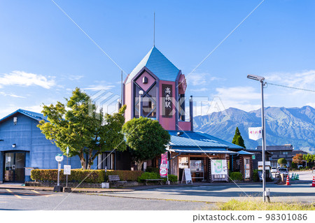 Scenery around Takamori Station, which is famous for its tourist attractions, with the Aso mountain range in the background (Minami Aso Railway) 98301086