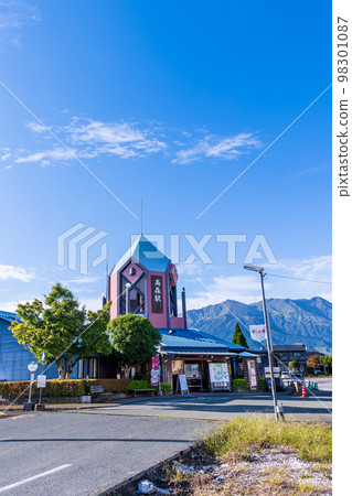 Scenery around Takamori Station, which is famous for its tourist attractions, with the Aso mountain range in the background (Minami Aso Railway) 98301087
