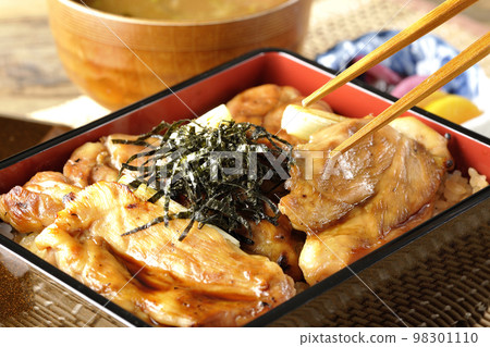 Grilled long green onion with plenty of sauce, yakitori on rice, miso soup and pickles 98301110