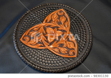 使用旅行皮革的雕刻作品 98301130