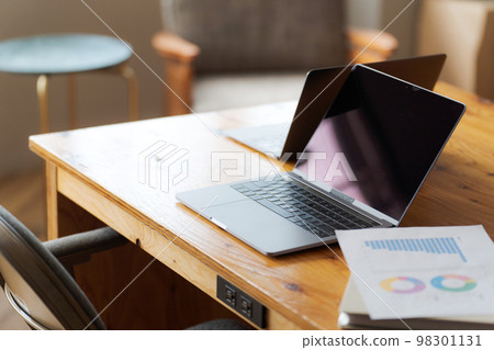 桌子上的電腦 桌子上的電腦 98301131